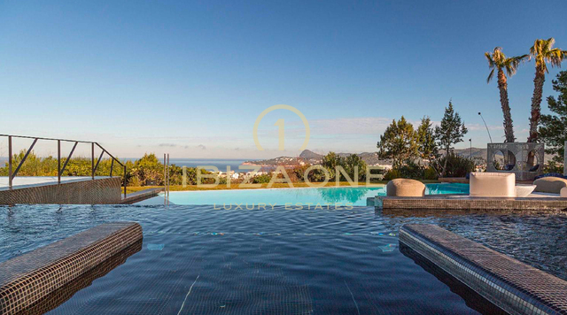 Luxe woning met 1 hoofdvilla, 2 aparte gastenverblijven, tennisbaan en uitzicht op zee te huur, Ibiza