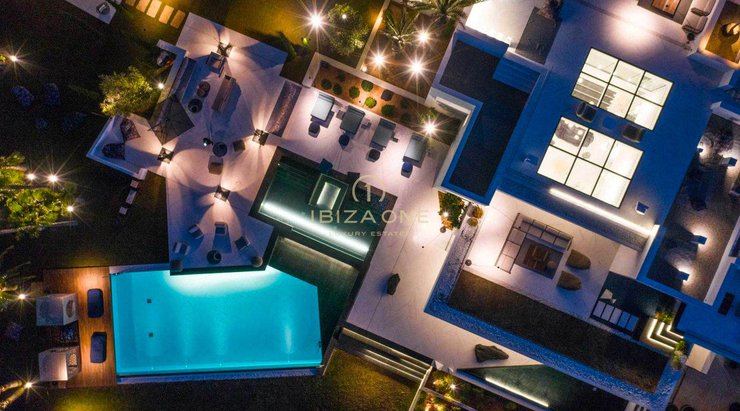 Propiedad de lujo con 1 villa principal, 2 casas de invitados independientes, pista de tenis y vistas al mar en alquiler, Ibiza
