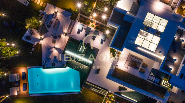 Propriété de luxe avec 1 villa principale, 2 maisons d'hôtes séparées, court de tennis et vue sur la mer à louer, Ibiza