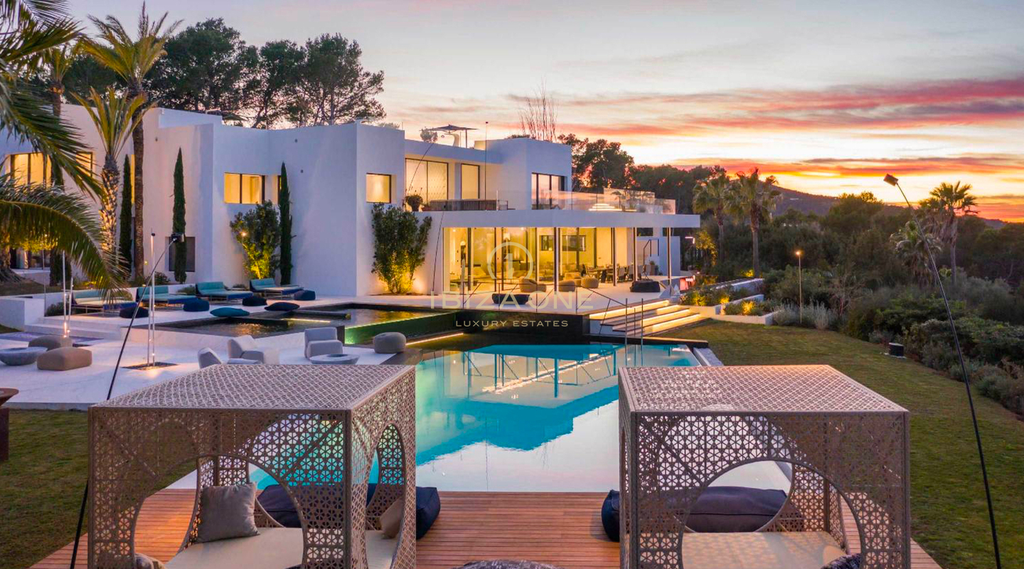 Luxe woning met 1 hoofdvilla, 2 aparte gastenverblijven, tennisbaan en uitzicht op zee te huur, Ibiza