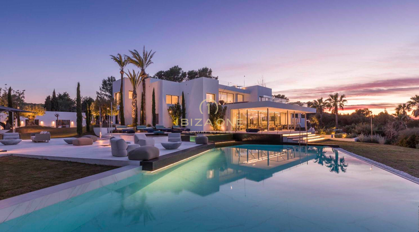 Luxe woning met 1 hoofdvilla, 2 aparte gastenverblijven, tennisbaan en uitzicht op zee te huur, Ibiza