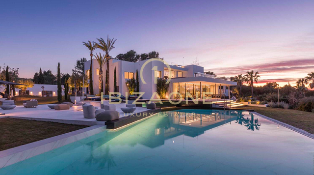 Proprietà di lusso con 1 villa principale, 2 guest house separate, campo da tennis e vista mare in affitto, Ibiza