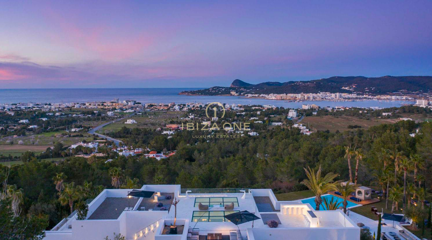 Propiedad de lujo con 1 villa principal, 2 casas de invitados independientes, pista de tenis y vistas al mar en alquiler, Ibiza