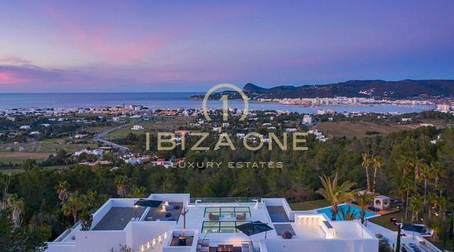 Proprietà di lusso con 1 villa principale, 2 guest house separate, campo da tennis e vista mare in affitto, Ibiza