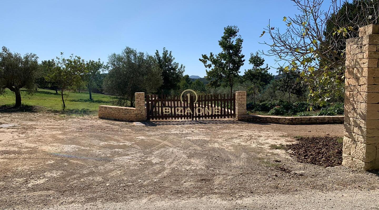 Luxe project Rolf Blakstad te koop op prachtig perceel met uitzicht op Ibiza, Ibiza