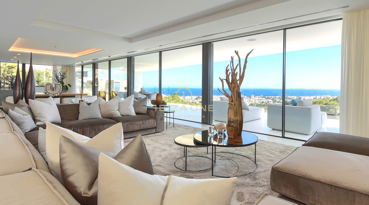 Villa de ultralujo de reciente construcción con vistas panorámicas al mar y a Formentera, a pocos minutos de la ciudad de Ibiza y de los puertos deportivos, en venta en Ibiza.