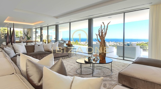 Villa di lusso di nuova costruzione con vista panoramica sul mare e su Formentera, a pochi minuti da Ibiza città e dai porti turistici, in vendita a Ibiza.