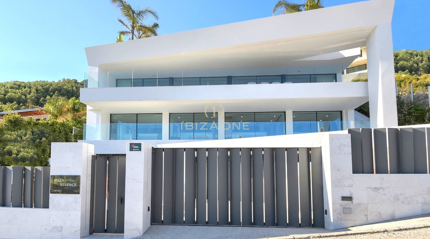 Villa di lusso di nuova costruzione con vista panoramica sul mare e su Formentera, a pochi minuti da Ibiza città e dai porti turistici, in vendita a Ibiza.