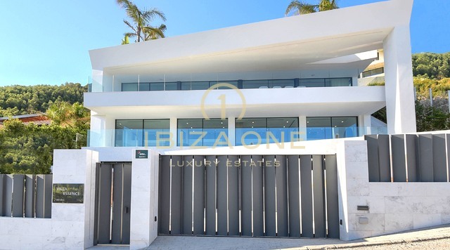 Villa de ultralujo de reciente construcción con vistas panorámicas al mar y a Formentera, a pocos minutos de la ciudad de Ibiza y de los puertos deportivos, en venta en Ibiza.