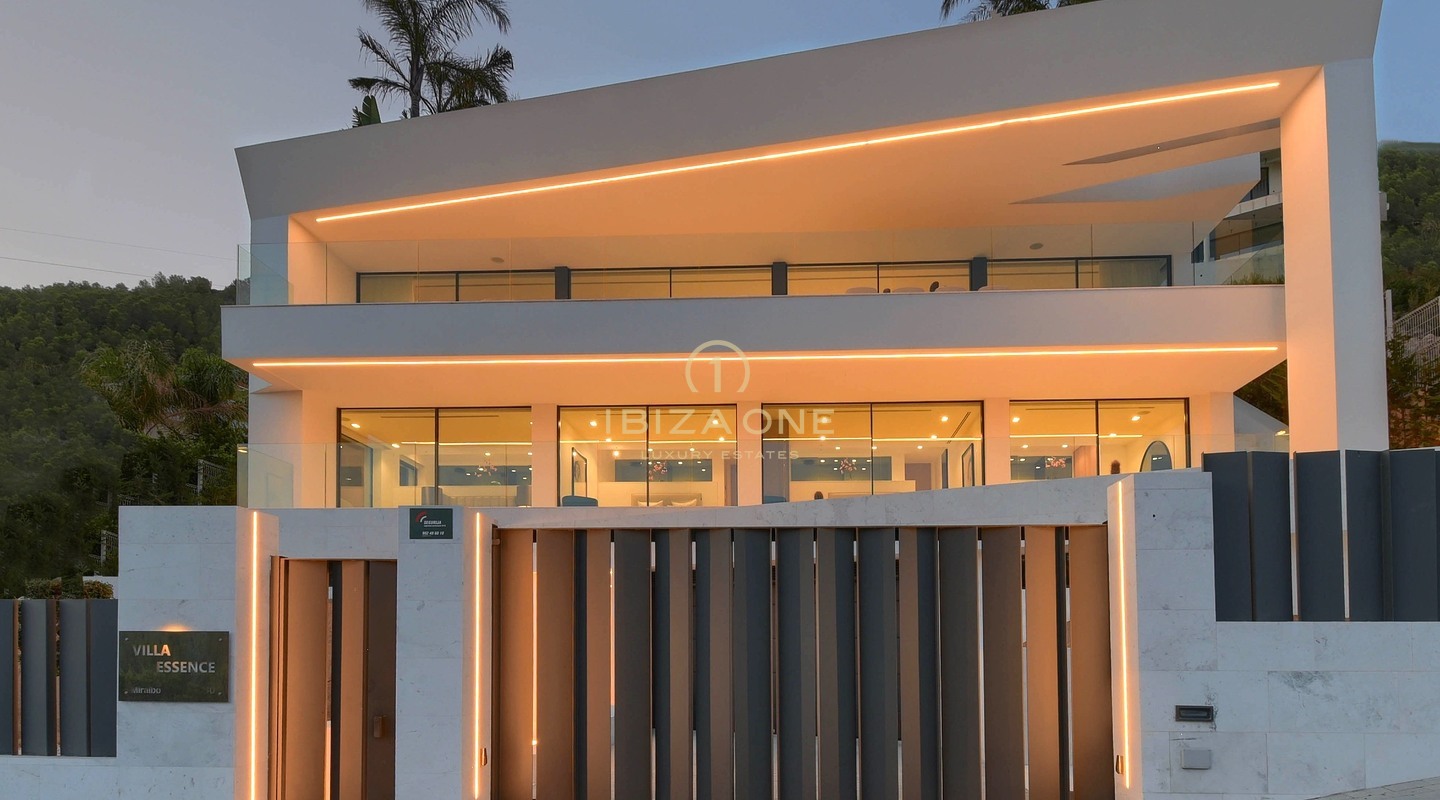 Villa de ultralujo de reciente construcción con vistas panorámicas al mar y a Formentera, a pocos minutos de la ciudad de Ibiza y de los puertos deportivos, en venta en Ibiza.