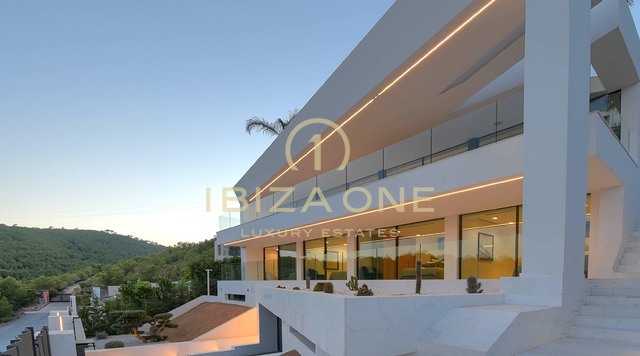 Neu erbaute Luxusvilla mit Panoramablick auf das Meer und Formentera, nur wenige Minuten von Ibiza-Stadt und den Yachthäfen entfernt, zu verkaufen auf Ibiza.