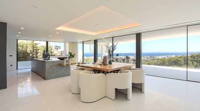 Villa de ultralujo de reciente construcción con vistas panorámicas al mar y a Formentera, a pocos minutos de la ciudad de Ibiza y de los puertos deportivos, en venta en Ibiza.