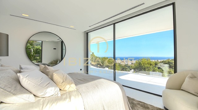 Villa ultra-luxueuse neuve avec vue panoramique sur la mer et Formentera, à quelques minutes d'Ibiza et des ports de plaisance, à vendre à Ibiza.