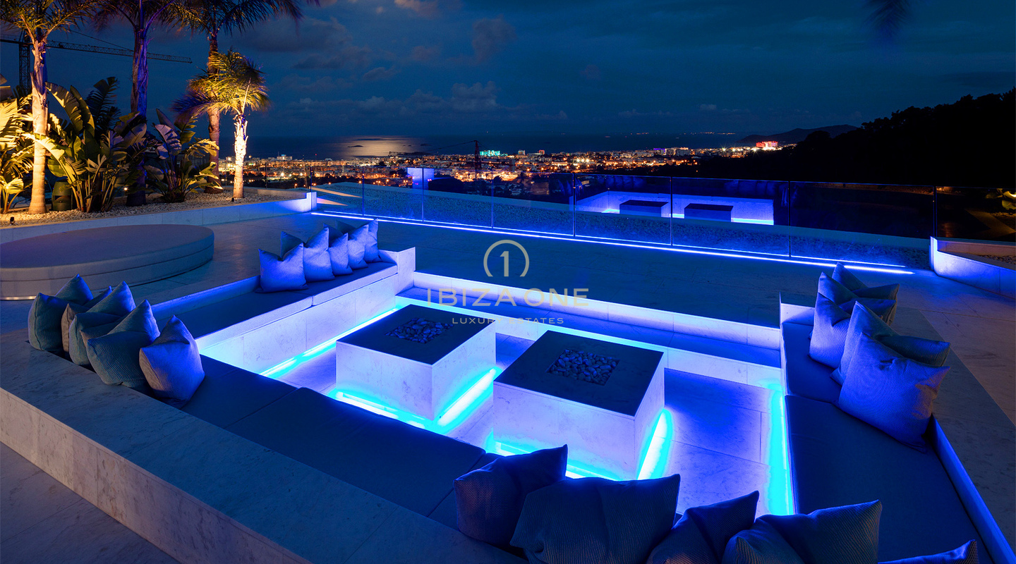 Villa ultra-luxueuse neuve avec vue panoramique sur la mer et Formentera, à quelques minutes d'Ibiza et des ports de plaisance, à vendre à Ibiza.