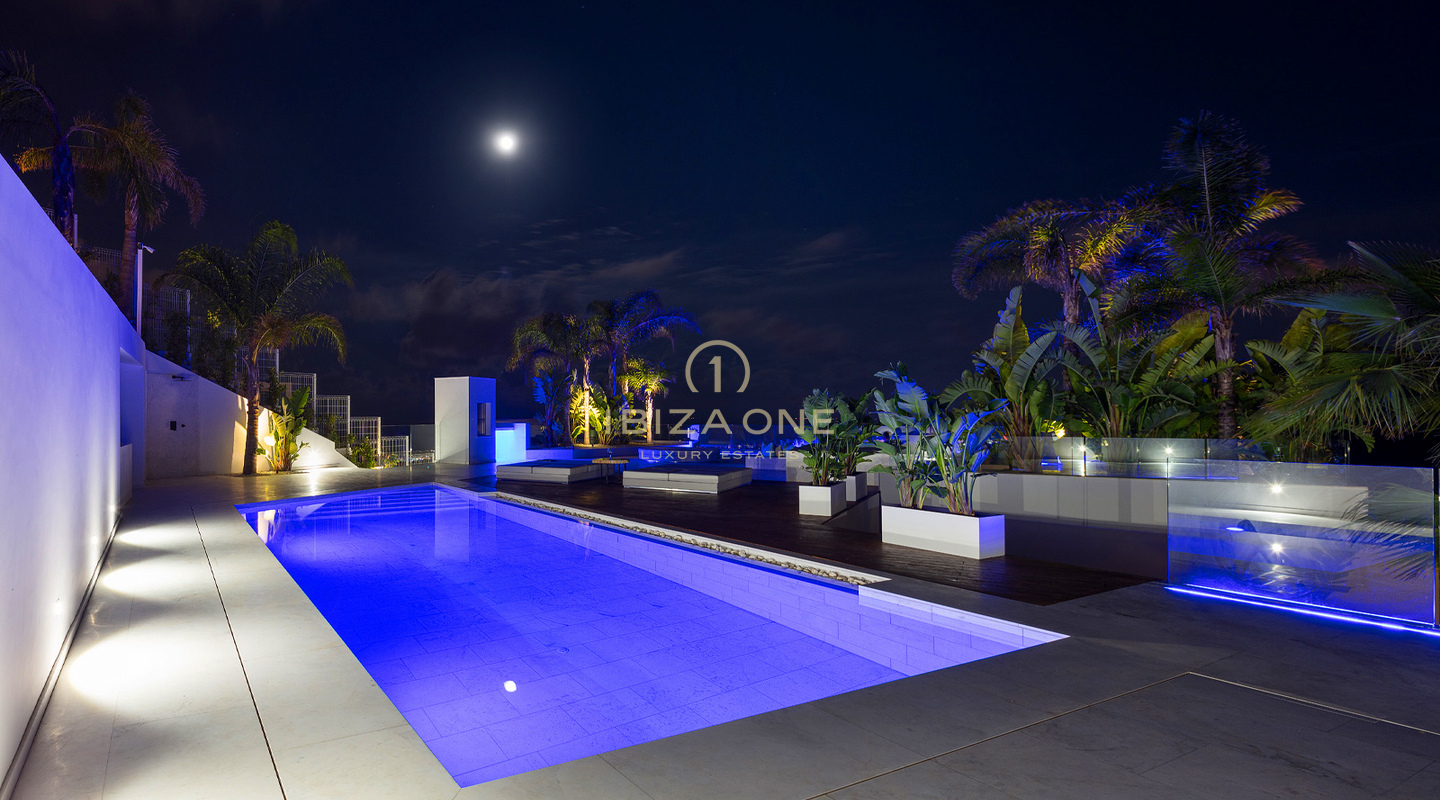 Nieuw opgeleverde ultraluxe villa met panoramisch uitzicht op zee en Formentera, op slechts enkele minuten van Ibiza-stad en de jachthavens, te koop op Ibiza.