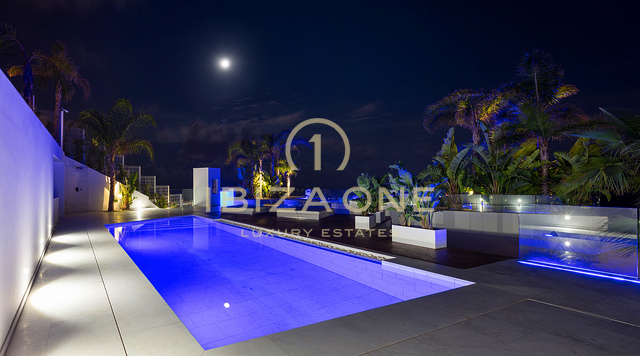 Villa de ultralujo de reciente construcción con vistas panorámicas al mar y a Formentera, a pocos minutos de la ciudad de Ibiza y de los puertos deportivos, en venta en Ibiza.