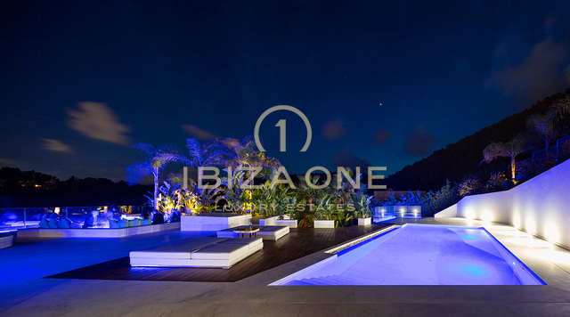 Villa di lusso di nuova costruzione con vista panoramica sul mare e su Formentera, a pochi minuti da Ibiza città e dai porti turistici, in vendita a Ibiza.