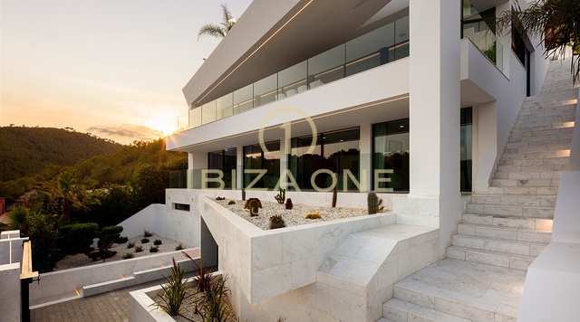 Villa de lujo moderna recién terminada con impresionantes vistas al mar cerca de la ciudad de Ibiza y los puertos deportivos en venta, Ibiza