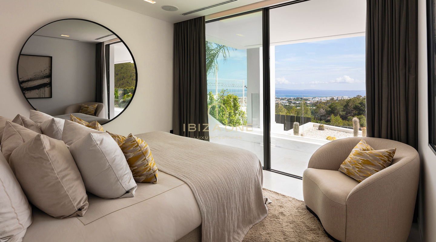 Villa de ultralujo de reciente construcción con vistas panorámicas al mar y a Formentera, a pocos minutos de la ciudad de Ibiza y de los puertos deportivos, en venta en Ibiza.