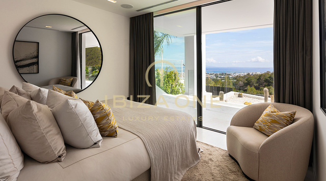 Villa de ultralujo de reciente construcción con vistas panorámicas al mar y a Formentera, a pocos minutos de la ciudad de Ibiza y de los puertos deportivos, en venta en Ibiza.