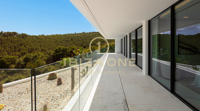 Villa de ultralujo de reciente construcción con vistas panorámicas al mar y a Formentera, a pocos minutos de la ciudad de Ibiza y de los puertos deportivos, en venta en Ibiza.