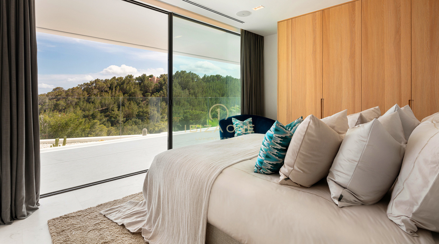 Neu erbaute Luxusvilla mit Panoramablick auf das Meer und Formentera, nur wenige Minuten von Ibiza-Stadt und den Yachthäfen entfernt, zu verkaufen auf Ibiza.