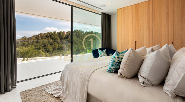 Villa de ultralujo de reciente construcción con vistas panorámicas al mar y a Formentera, a pocos minutos de la ciudad de Ibiza y de los puertos deportivos, en venta en Ibiza.