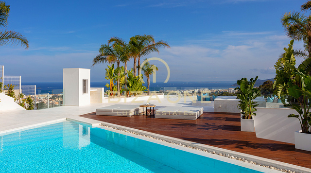Neu erbaute Luxusvilla mit Panoramablick auf das Meer und Formentera, nur wenige Minuten von Ibiza-Stadt und den Yachthäfen entfernt, zu verkaufen auf Ibiza.