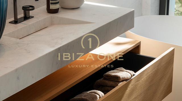Neu erbaute Luxusvilla mit Panoramablick auf das Meer und Formentera, nur wenige Minuten von Ibiza-Stadt und den Yachthäfen entfernt, zu verkaufen auf Ibiza.