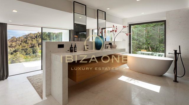 Villa ultra-luxueuse neuve avec vue panoramique sur la mer et Formentera, à quelques minutes d'Ibiza et des ports de plaisance, à vendre à Ibiza.