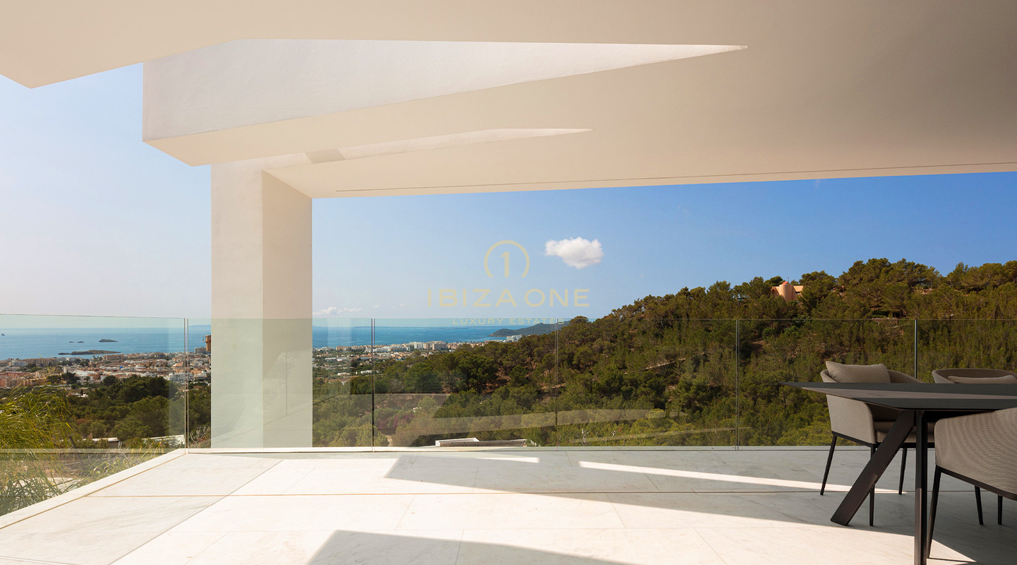 Villa de ultralujo de reciente construcción con vistas panorámicas al mar y a Formentera, a pocos minutos de la ciudad de Ibiza y de los puertos deportivos, en venta en Ibiza.