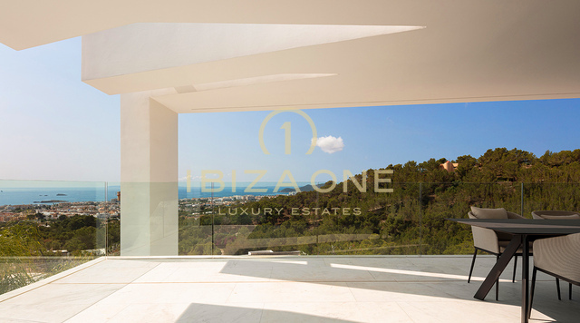 Neu erbaute Luxusvilla mit Panoramablick auf das Meer und Formentera, nur wenige Minuten von Ibiza-Stadt und den Yachthäfen entfernt, zu verkaufen auf Ibiza.