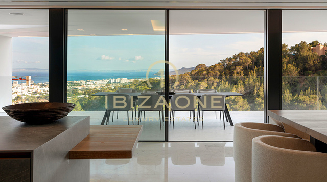 Villa de ultralujo de reciente construcción con vistas panorámicas al mar y a Formentera, a pocos minutos de la ciudad de Ibiza y de los puertos deportivos, en venta en Ibiza.
