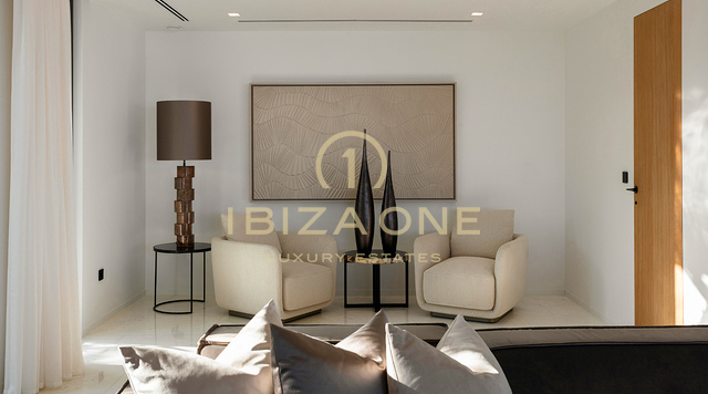 Villa de ultralujo de reciente construcción con vistas panorámicas al mar y a Formentera, a pocos minutos de la ciudad de Ibiza y de los puertos deportivos, en venta en Ibiza.