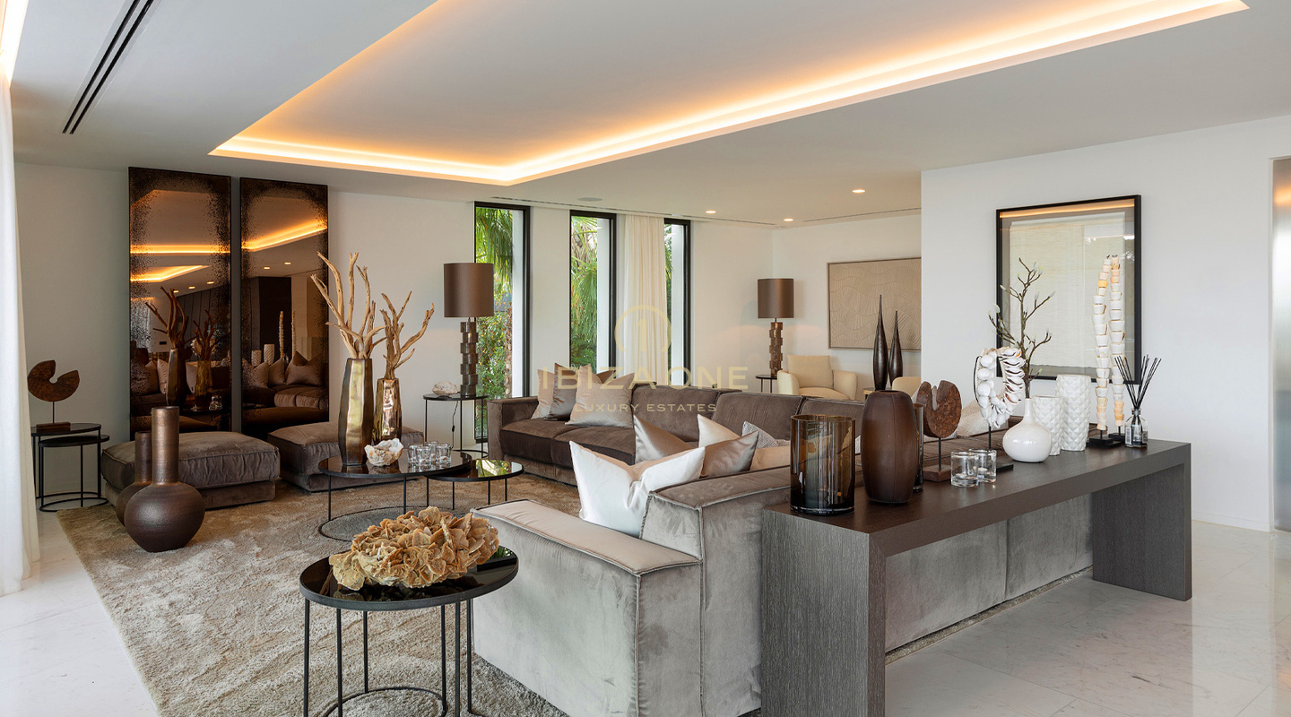 Villa de ultralujo de reciente construcción con vistas panorámicas al mar y a Formentera, a pocos minutos de la ciudad de Ibiza y de los puertos deportivos, en venta en Ibiza.
