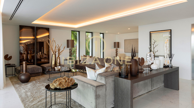 Villa ultra-luxueuse neuve avec vue panoramique sur la mer et Formentera, à quelques minutes d'Ibiza et des ports de plaisance, à vendre à Ibiza.