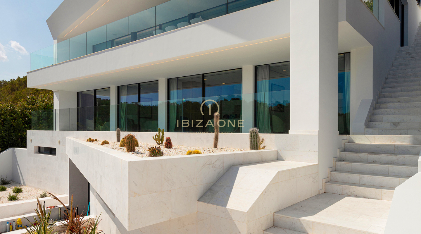 Villa de ultralujo de reciente construcción con vistas panorámicas al mar y a Formentera, a pocos minutos de la ciudad de Ibiza y de los puertos deportivos, en venta en Ibiza.