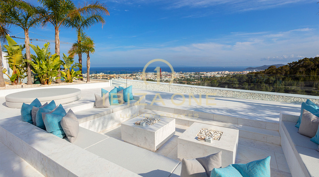 Nieuw opgeleverde ultraluxe villa met panoramisch uitzicht op zee en Formentera, op slechts enkele minuten van Ibiza-stad en de jachthavens, te koop op Ibiza.