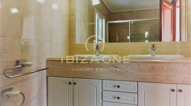 Lujosa propiedad con licencia de obra para una villa moderna con vistas a la ciudad de Ibiza y al mar en venta, Ibiza - Lujosa propiedad con licencia de obra para una villa moderna con vistas a la ciudad de Ibiza y al mar en alquiler, Ibiza
