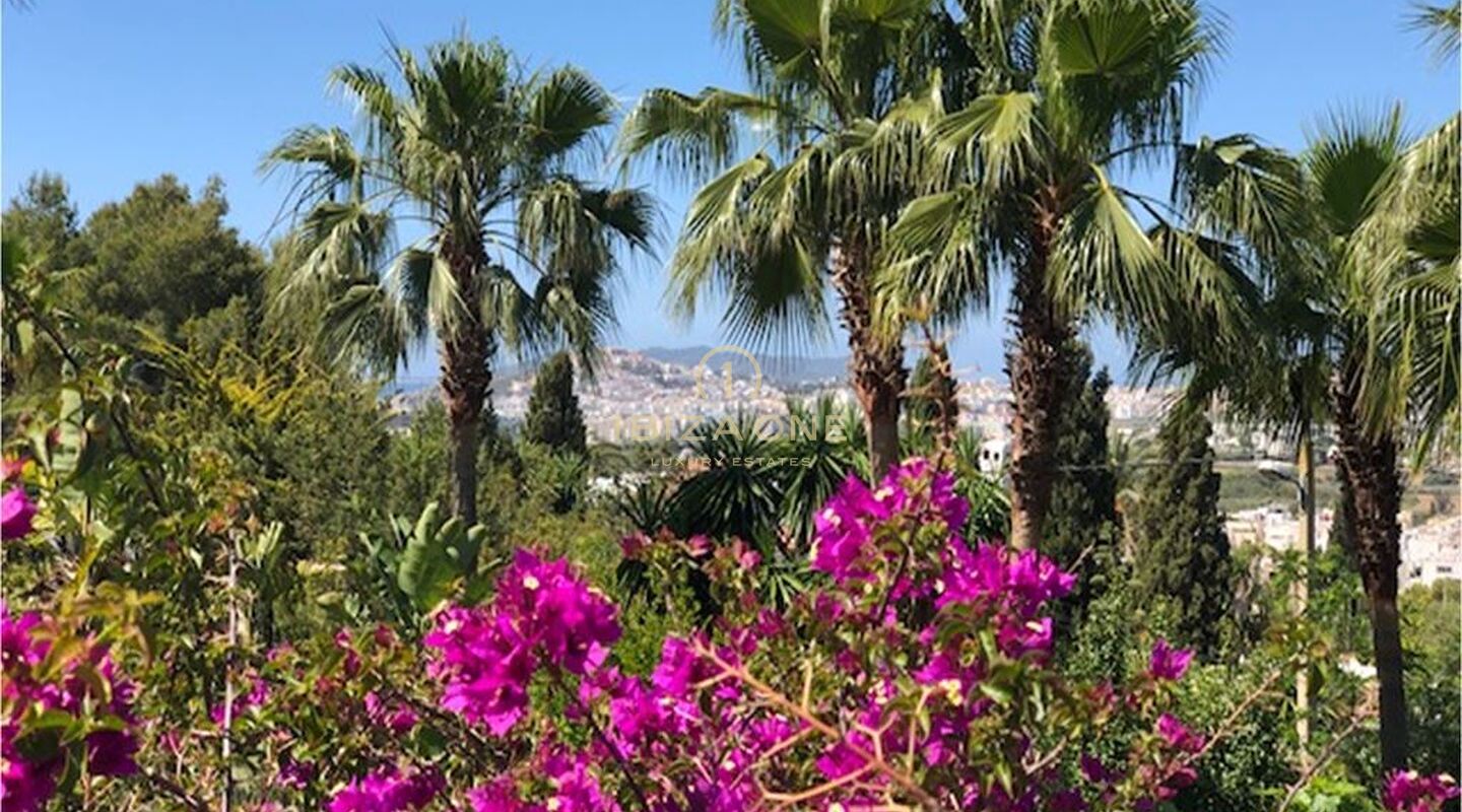 Prachtig luxe pand met tropische tuin en uitzicht op Dalt Vila te koop, Ibiza - Prachtig luxe pand met tropische tuin en uitzicht op Dalt Vila te huur, Ibiza