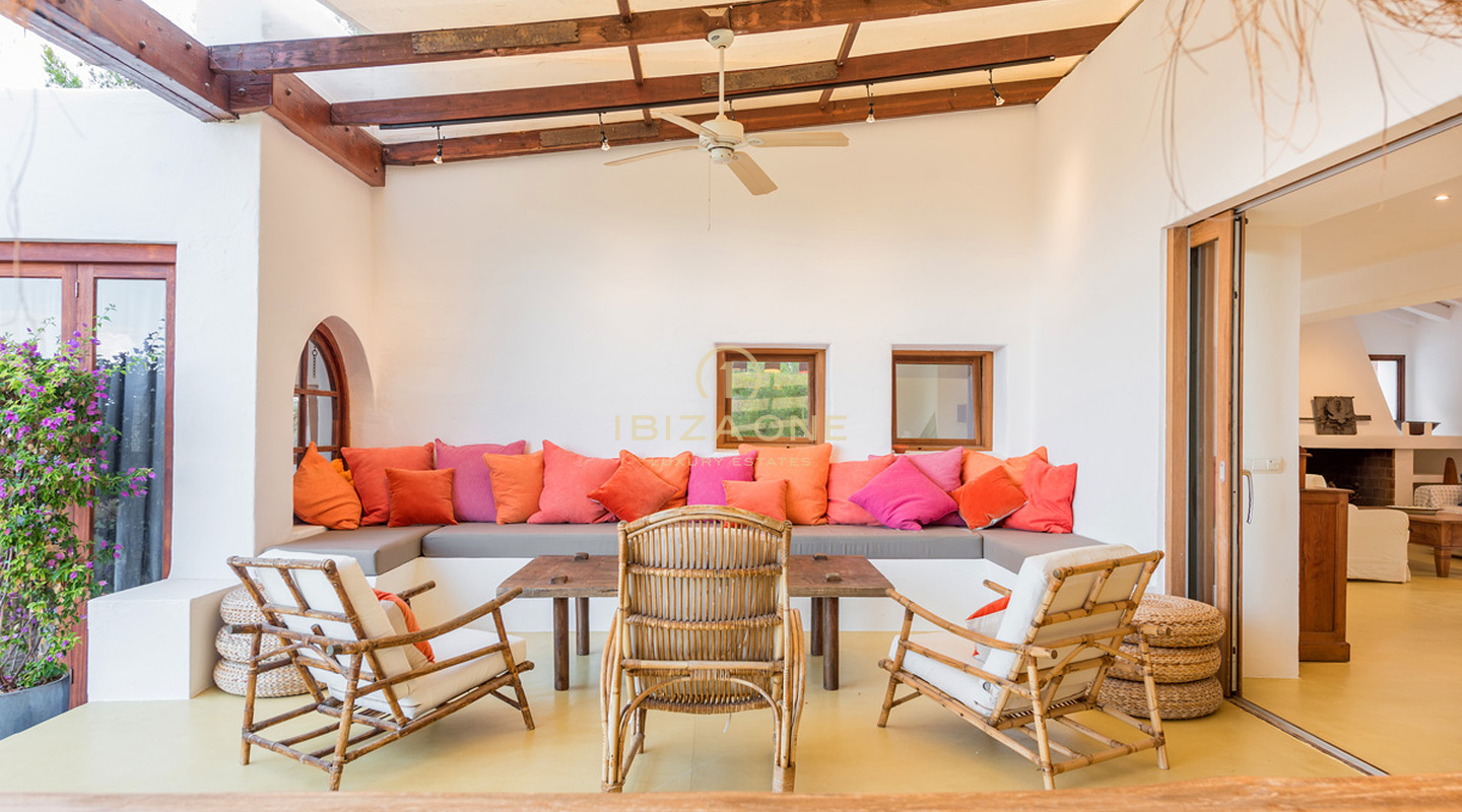 Grote luxe woning nabij Ibiza met uitzicht op het platteland te koop