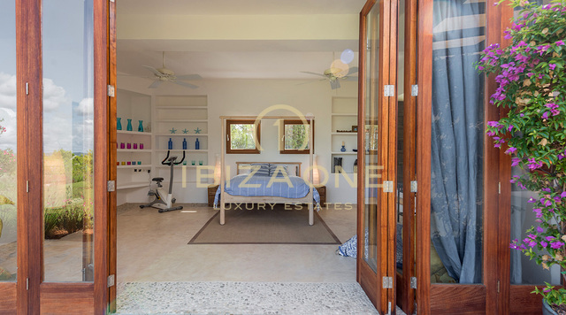 Gran propiedad de lujo cerca de Ibiza con vistas al campo en venta