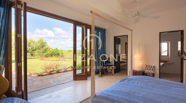 Grote luxe woning nabij Ibiza met uitzicht op het platteland te koop