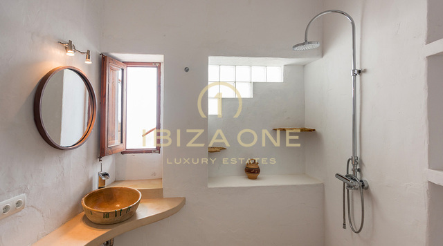 Grote luxe woning nabij Ibiza met uitzicht op het platteland te koop