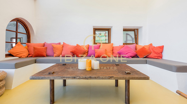 Grande proprietà di lusso vicino a Ibiza con vista sulla campagna in vendita