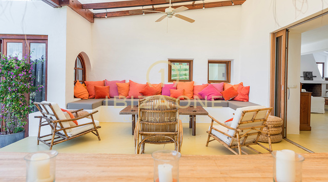 Gran propiedad de lujo cerca de Ibiza con vistas al campo en venta