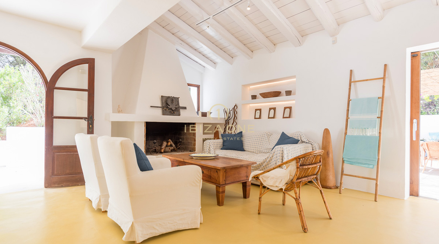 Grote luxe woning nabij Ibiza met uitzicht op het platteland te koop