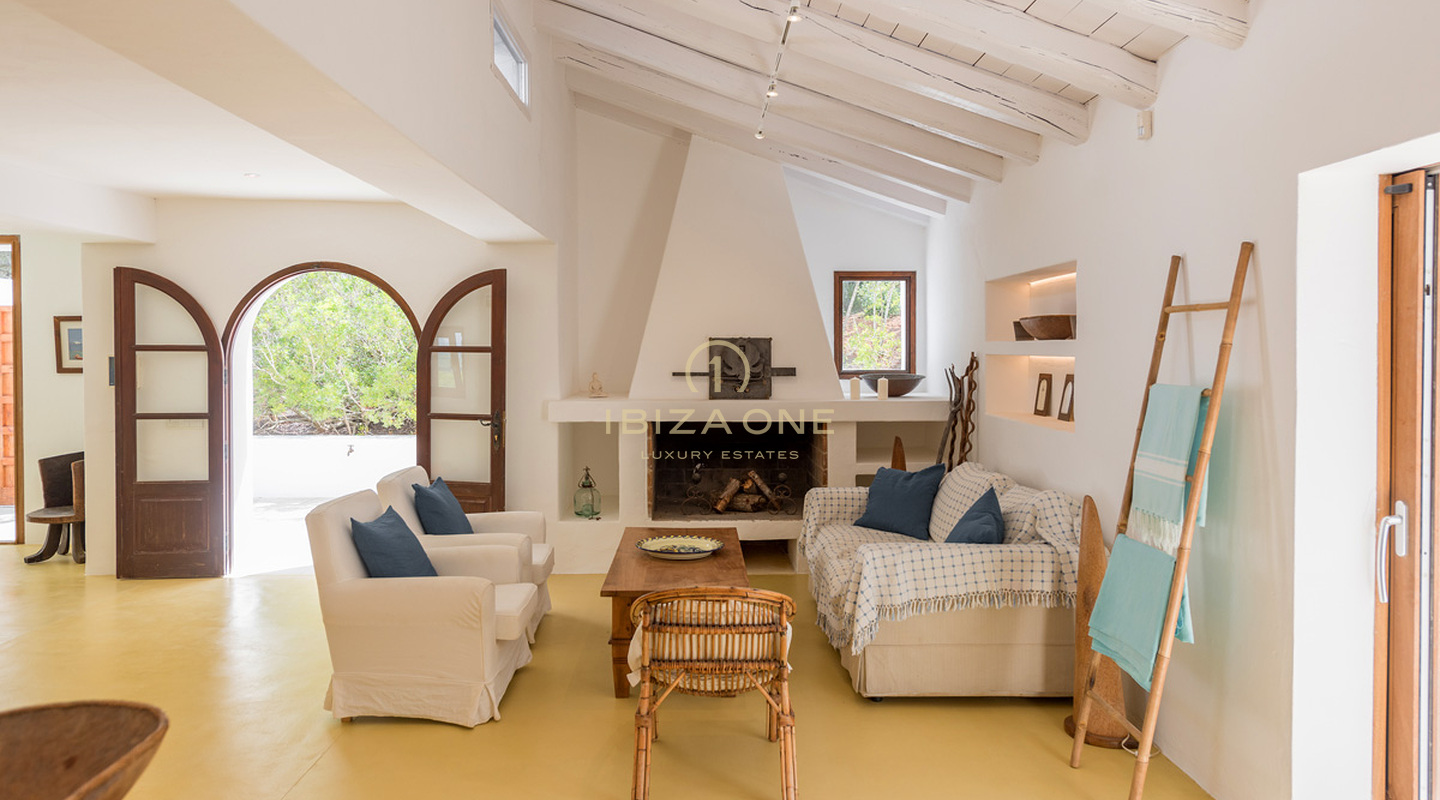 Grote luxe woning nabij Ibiza met uitzicht op het platteland te koop