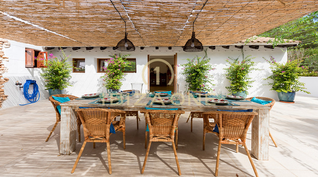 Grote luxe woning nabij Ibiza met uitzicht op het platteland te koop