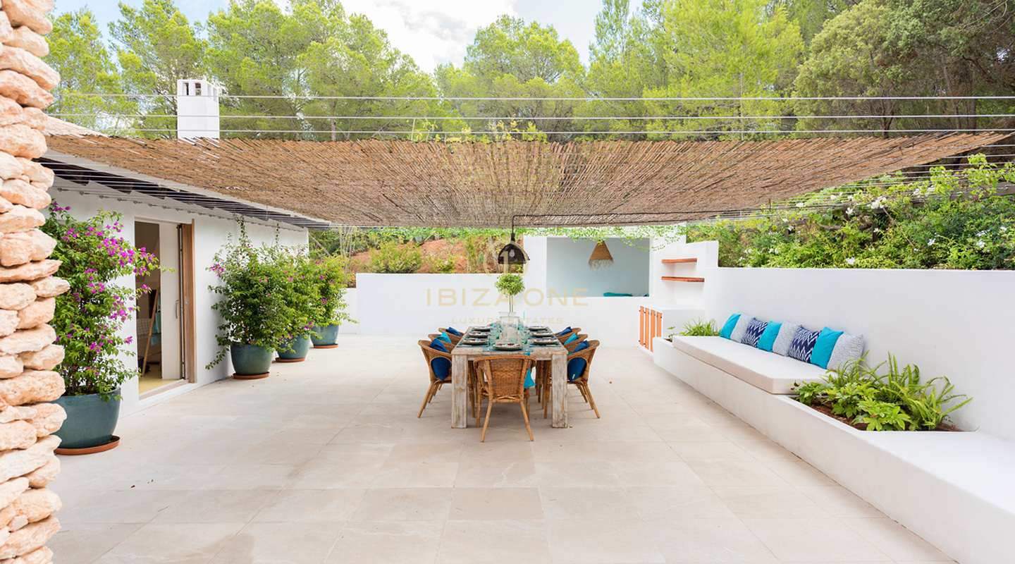Grote luxe woning nabij Ibiza met uitzicht op het platteland te koop